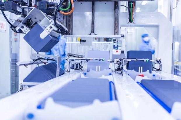 隆基公司工厂在生产太阳能电池