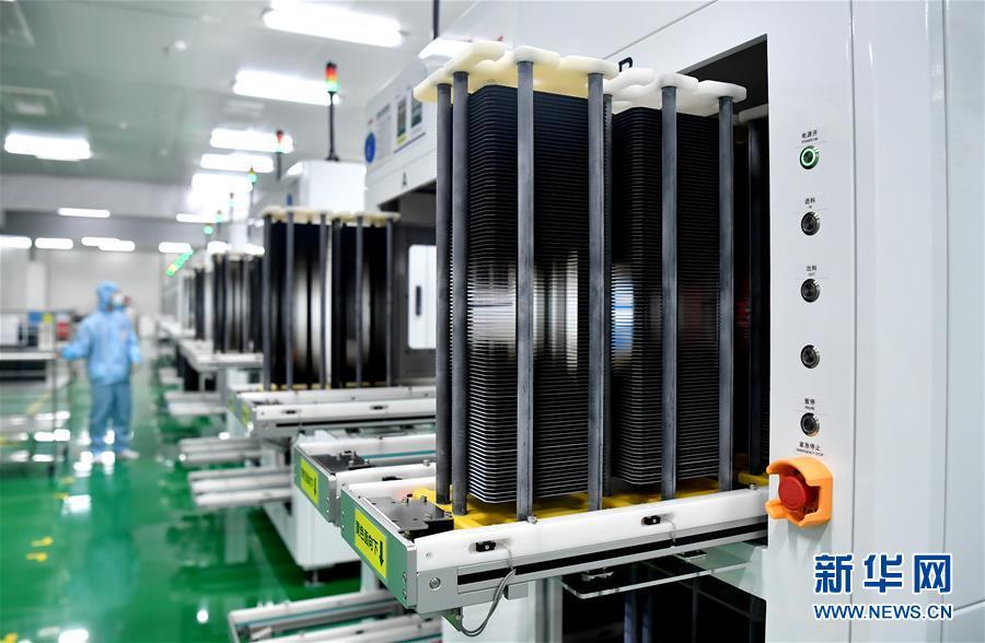 隆基股份西安电池工厂的工作人员在生产线上工作(11月2日摄).